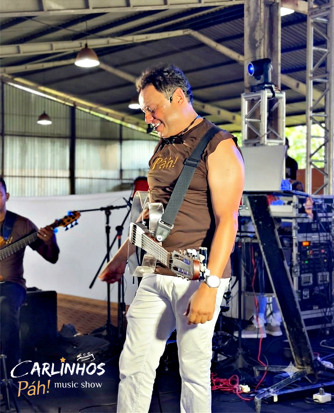 Carlinhos com guitarra acrílica