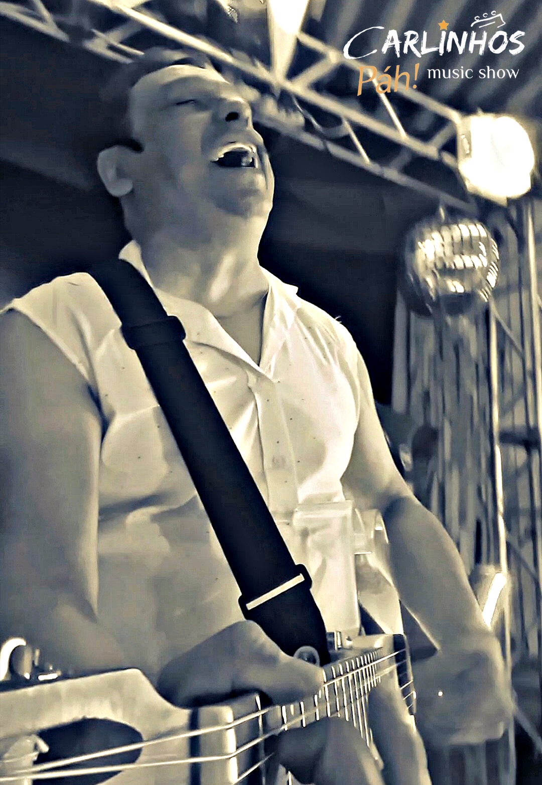 Carlinhos cantando no palco - P&B
