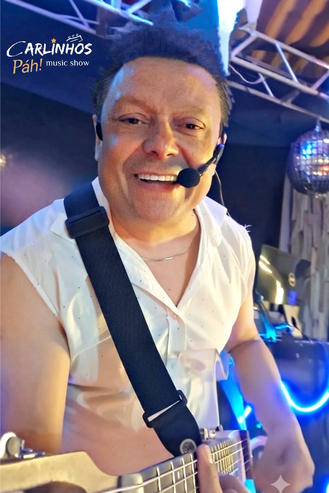 Carlinhos sorrindo com headset