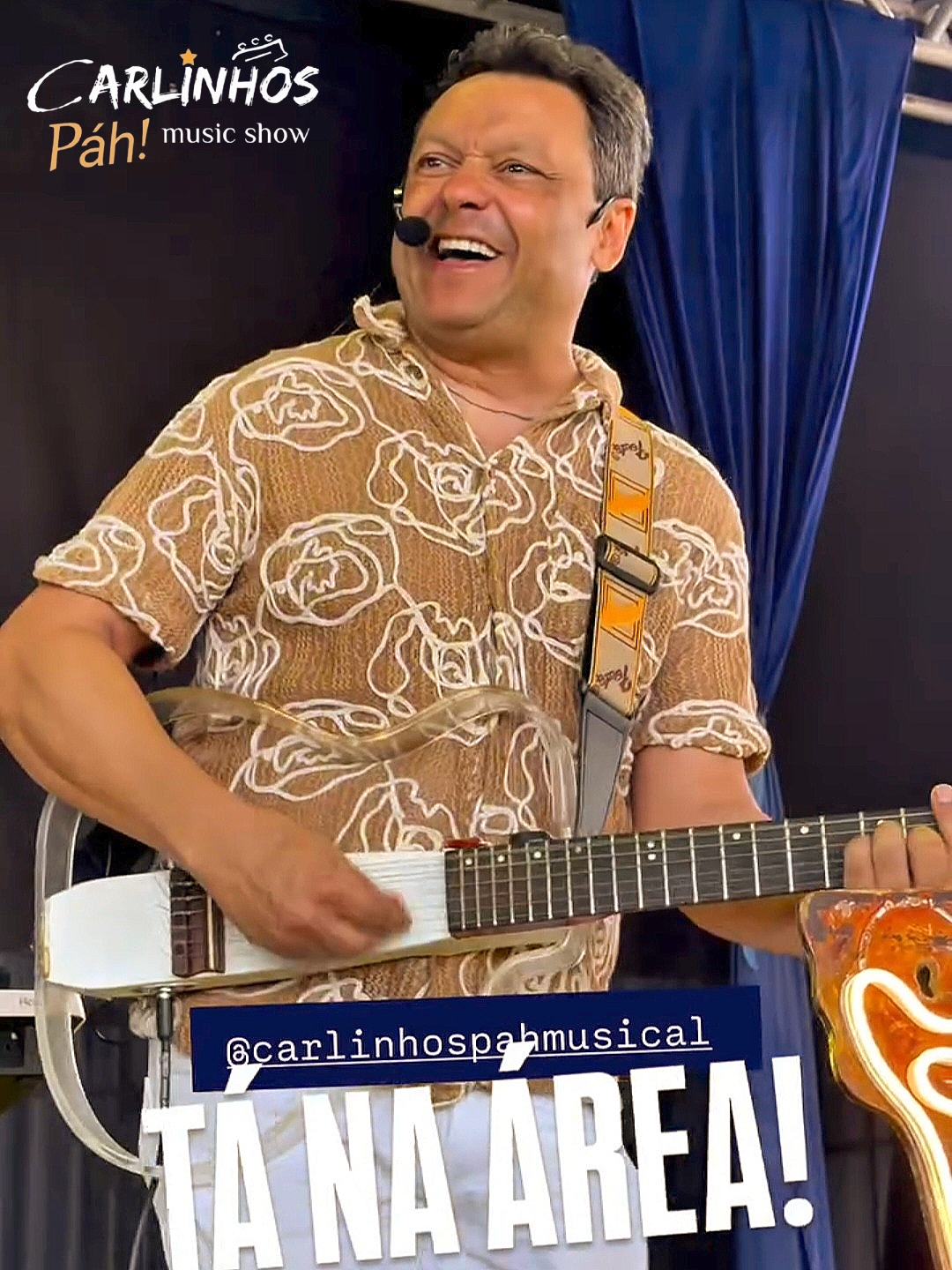 Carlinhos tocando e cantando