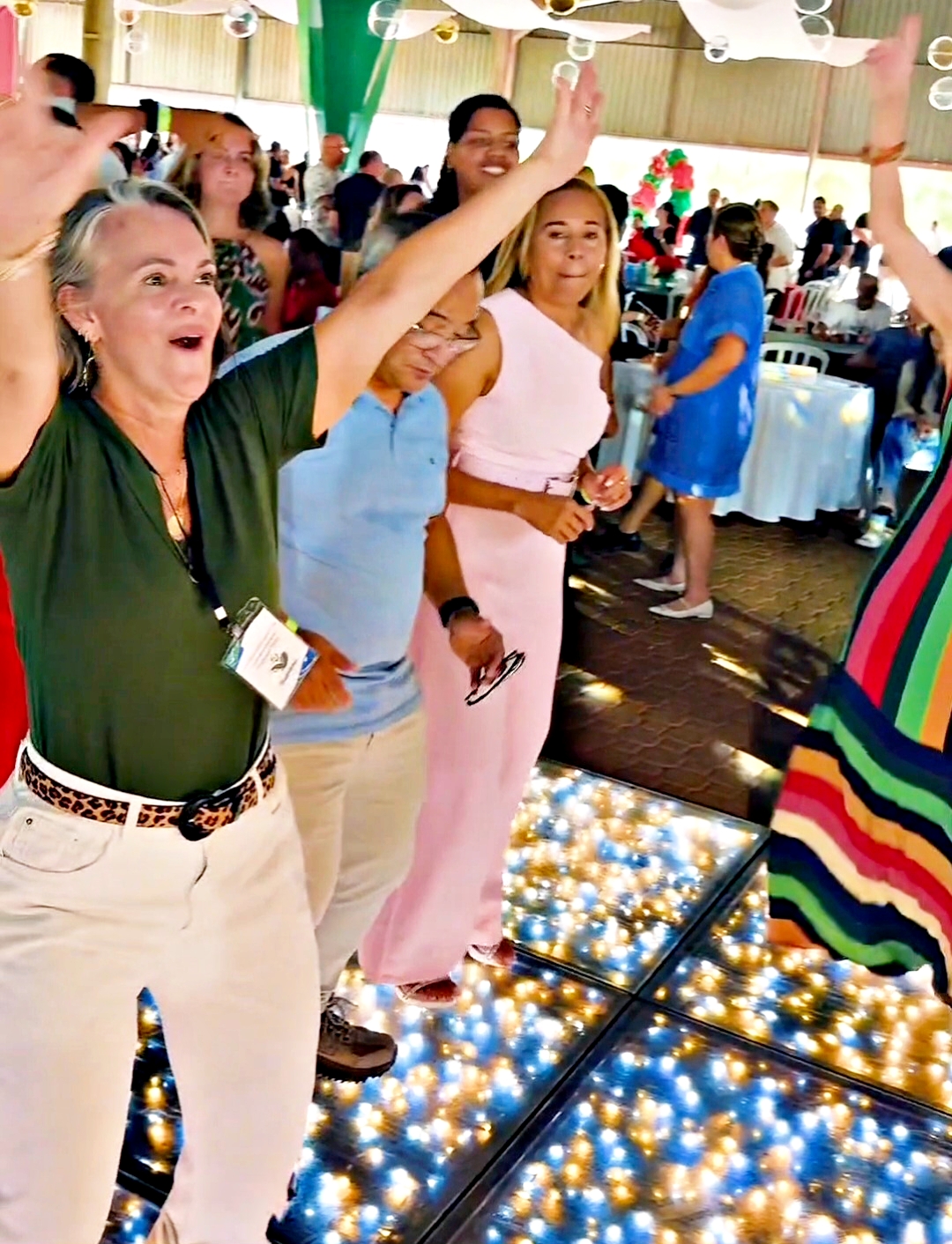 Público dançando na pista LED