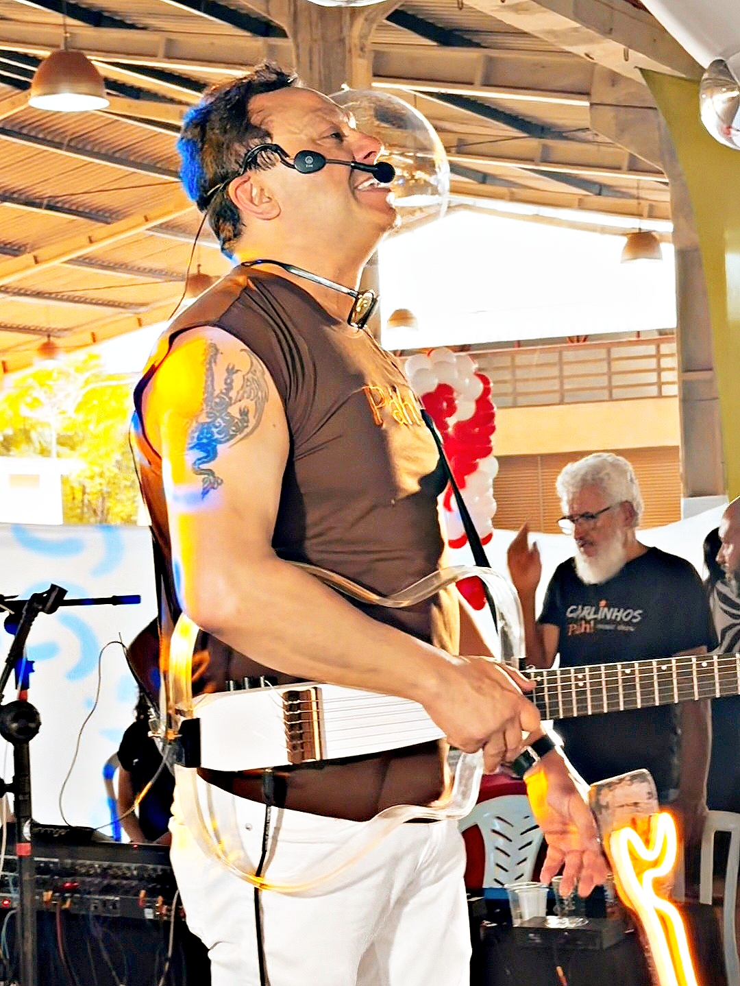 Show ao ar livre com guitarra transparente